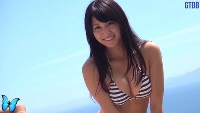 Strandmodels _ Live-Musik-Medley: Bikini-Models aus Japan