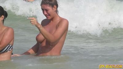 Plaża z bikini topless – napalone nastolatki – filmik z podglądaniem na plaży