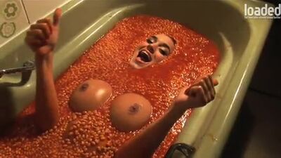 Rosie Jones: Kąpiel w fasoli