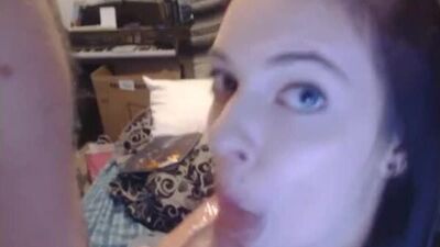 Un couple sur Chaturbate se fait éjaculer au visage en public