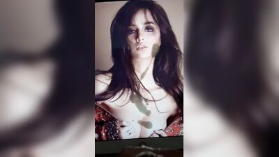 Kim Domingo mette in mostra il seno - Omaggio allo sperma filippino