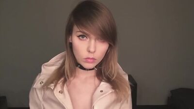 La coquine Alina Rin se déshabille de manière sexy / Tes blogueuses