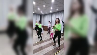 Clase magistral de bachata en solitario impartida por TaKo, de Balakovo, en el centro cultural Izumrud