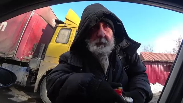 Секс полоумной девки и ее мамки с деревенскими бомжами Секс полоумной девки и ее мамки с деревенскими бомжами