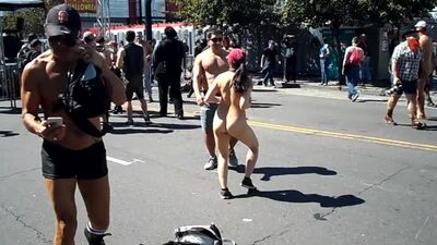 FERIA DE LA CALLE FOLSOM: 3 ASIÁTICAS GUAPÍSIMAS TOTALMENTE DESNUDAS