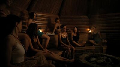 Claudia Black, S. Grimes, A. L. McCord, J. Stroup in bikini - 90210 3x13 - Si sta facendo caldo qui (2)