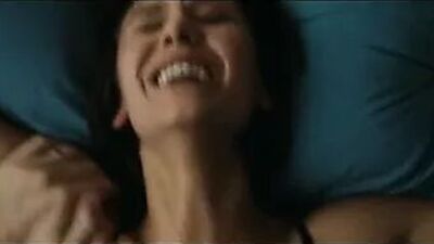 Nina Dobrev se fait baiser au lit en position du missionnaire
