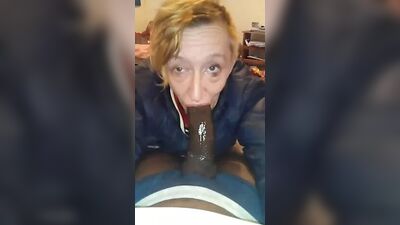 Una abuelita sorprende a la BBC y hace una garganta profunda como una profesional