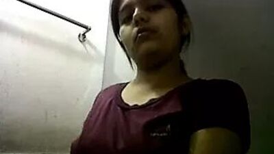 Rapariga de Mumbai a despir-se e a tirar uma selfie