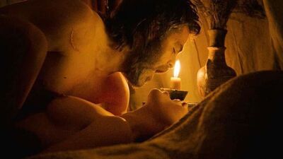Florence Pugh nua e a fazer sexo em «Outlaw King» no ScandalPlanet.Com