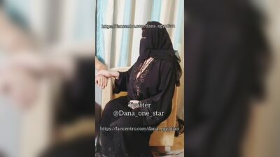 Dana, un'araba egiziana musulmana con un seno prosperoso