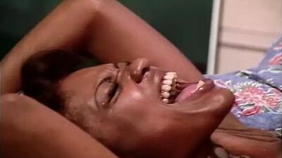O meio-irmão fode a irmã negra na sua rata cor-de-rosa