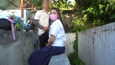 Relação sexual entre uma estudante filipina e um professor filipino num cemitério público