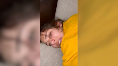 Me follé a una adolescente delgada a cuatro patas en mi sofá