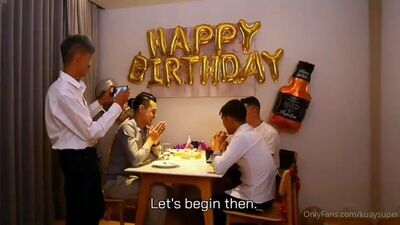 Festa de aniversário com um ménage à trois gay tailandês