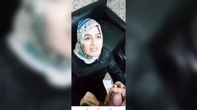 Eine Frau mit Turban gibt einen Blowjob und leckt seine Eier – arabischer Blowjob