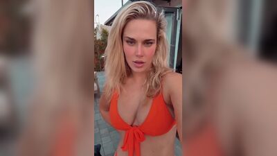 WWE - CJ Перри, Лана лақап атымен, қызғылт-сары бикиниде
