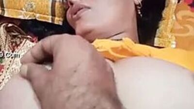 La signora della porta accanto nel villaggio di Desi si è fatta una scopata fantastica