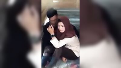 Indonésio - espreitar mulheres com véu a apalpar-se e a beijar-se