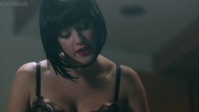 Сексуальні Лілі Рейнхарт (Lili Reinhart) та Каміла Мендес (Camila Mendes) — «Рівердейл» (Riverdale, 2017) — Сезон 1 / Серія 3 s1e3