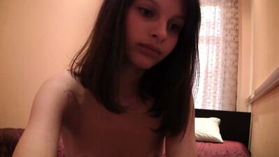 Nastoletnia Liona z małym biustem na selfie w czarnych rajstopach