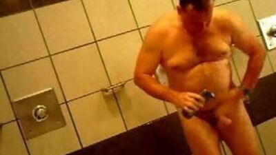 On m'a espionné dans les douches publiques !!!