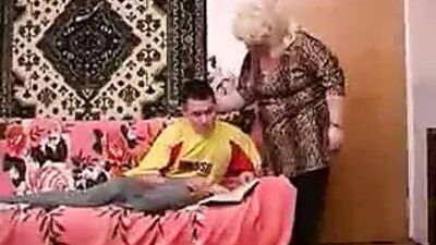 Une vieille mère et NON son beau-fils