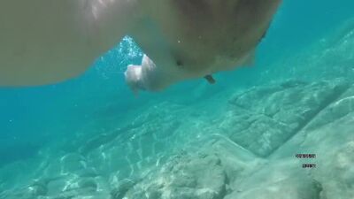 Se baigner nu dans la mer. C'est très érotique