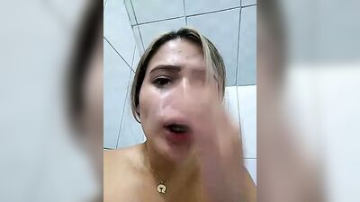 Sara a un orgasme à l'arrêt de bus