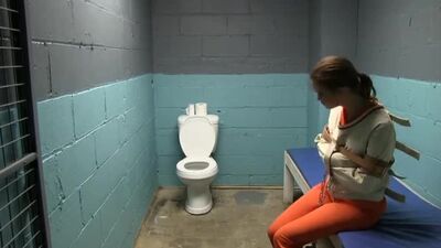 Bondage com camisa de forças na prisão