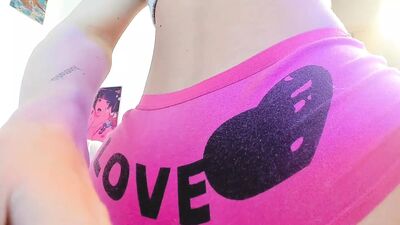 Zbliżenie na mokre majtki – fetysz „camel toe”