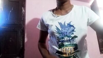 Mulher tamil tira a camisola