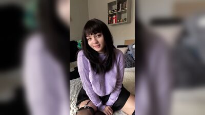 Une fille avec un gode – quelle traînée