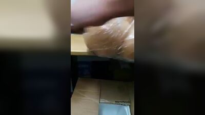 Unos chicos paquistaníes jugando con el culo de una muñeca sexual