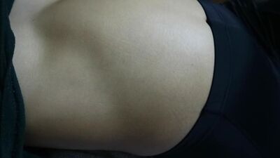 A enorme barriga flácida da rapariga asiática