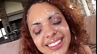 Un montón de semen en la cara de una guapa latina
