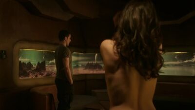 Melissa O'Neil, Ruby Rose desnuda - Dark Matter (2015) T1E07