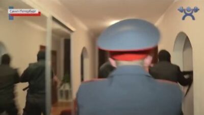 Deita-te, depressa! Um polícia e um gorila. Assalto à casa pela OMON