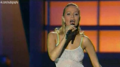 Ksenia Novikova nua, Anna Semenovich num concerto da banda «Blesnye» - Janelas de Moscovo (Nua? Vêem-se os seios, decote)