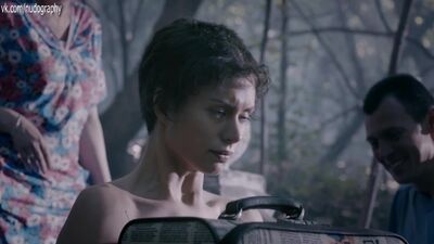 Naga jak Cersei – Diana Pozharskaya w serialu „Hotel Eleon” (2016) – Sezon 1 / Odcinek 1 (1080p)