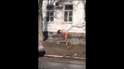 Таганрогта жалаңаш қыз шалшықта шомылып жатыр
