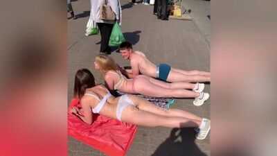 Półnagie dziewczyny na placu Przywozowym w Odincowie