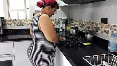 Uwodzenie mojej macochy, żeby się z nią pieprzyć w kuchni