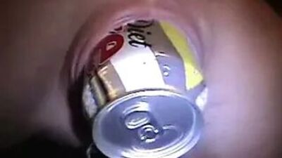 Una MILF con piercing, un anillo enorme en el capuchón del clítoris y una botella en