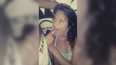 "Succhiami il cazzo, Sarita, la MILF hippie in viaggio"