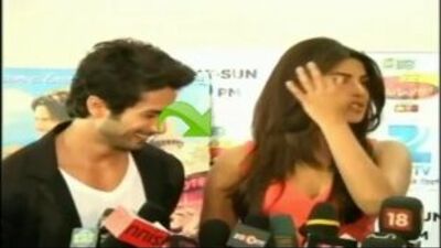 Shahid Kapoor foi apanhado a olhar para os seios da Priyanka Chopra!