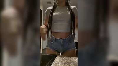 Кори Робинсонның OnlyFans-тегі домалақ жамбасы
