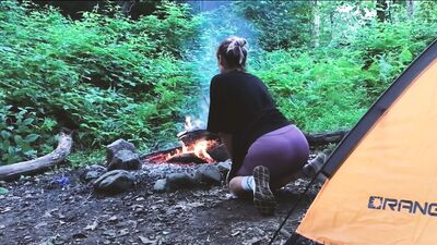 Sesso vero nella foresta. Mi sono scopato una turista in una tenda