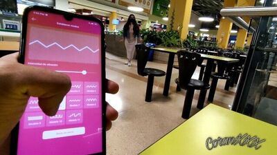 Mi novio se hace cargo de mi vibrador y me pone a mil en el centro comercial