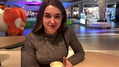 Захоплена навіть у торговому центрі знайде пригоди